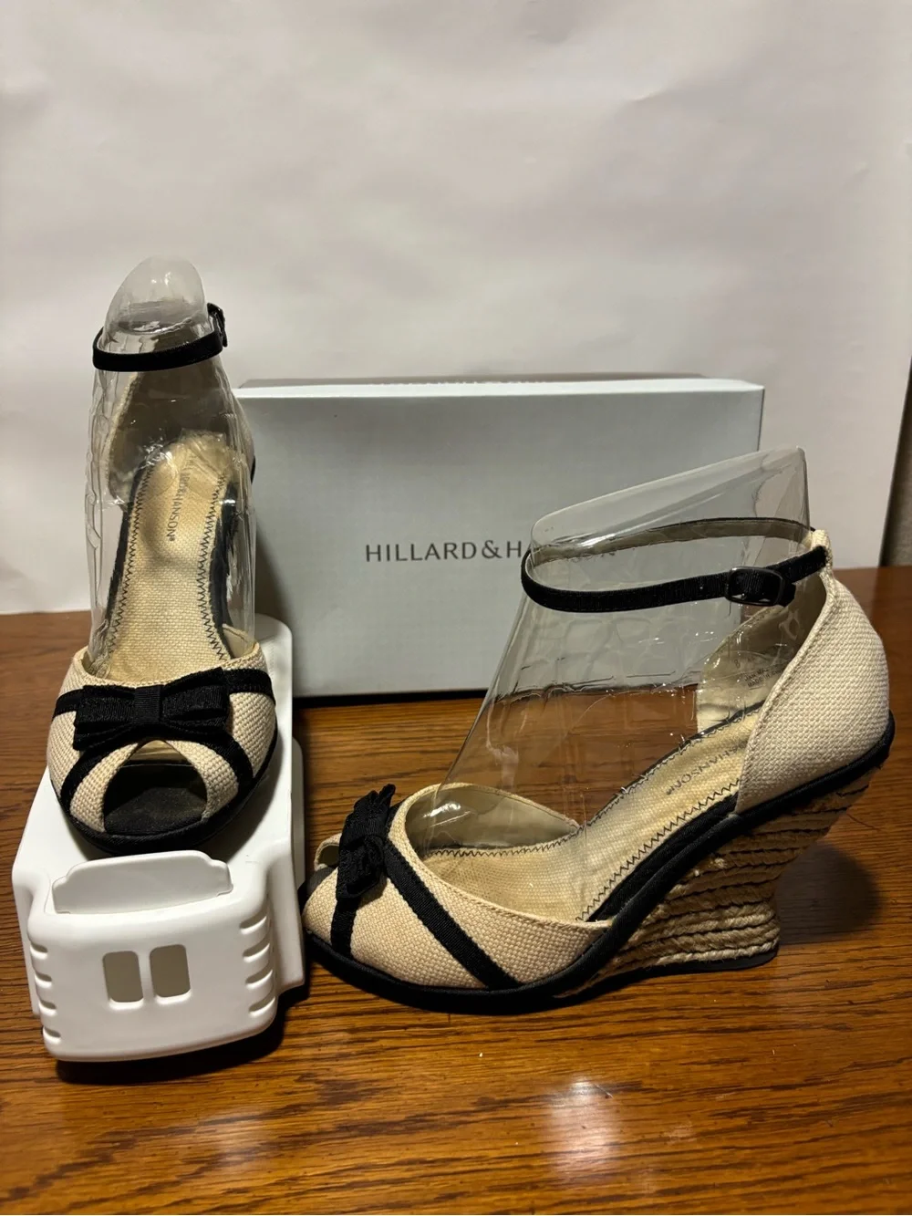 Hillard & Hanson Beige and Black Canvas Bow Wedge Espadrilles